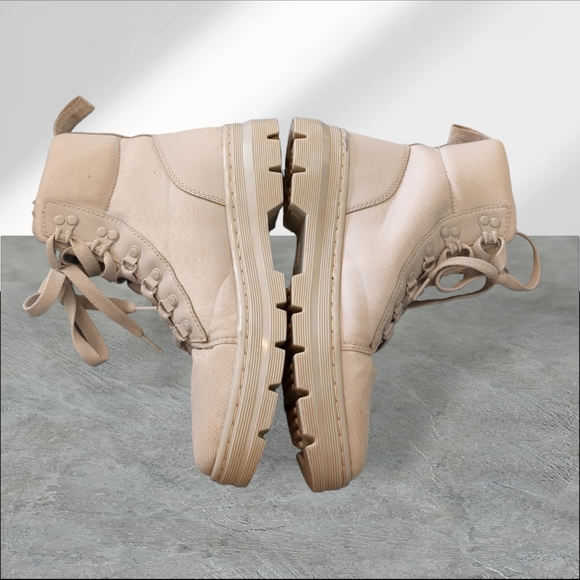 Dr martens comb style lace up boots size 9 light gray - Picture 2 of 15